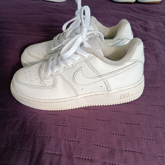 Nike - Picture 2 of 4